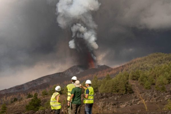 Volar drones la isla de La Palma. - volar un dron sobre un volcán